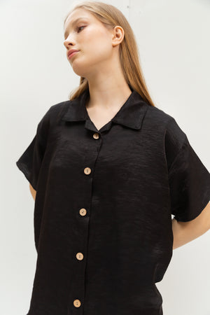 Pleated shirt in black