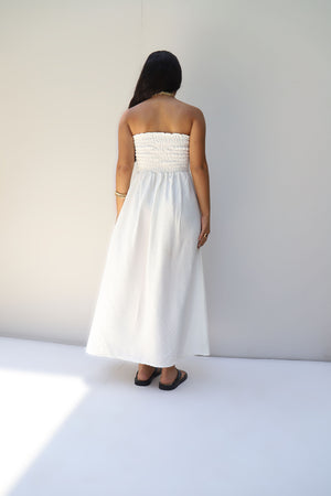 Flatter dress in white