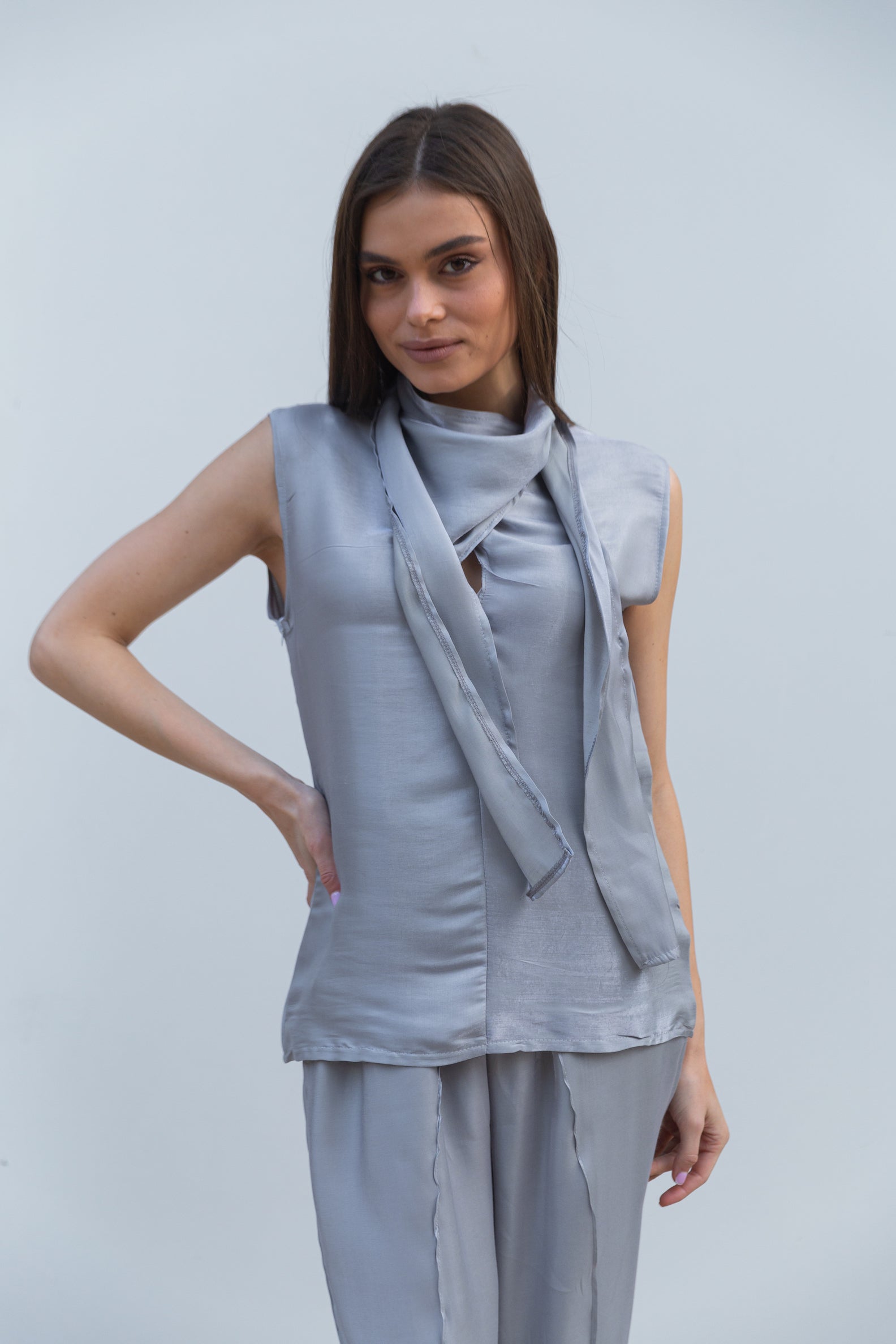 Shimmery top in grey