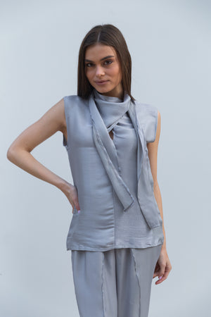 Shimmery top in grey