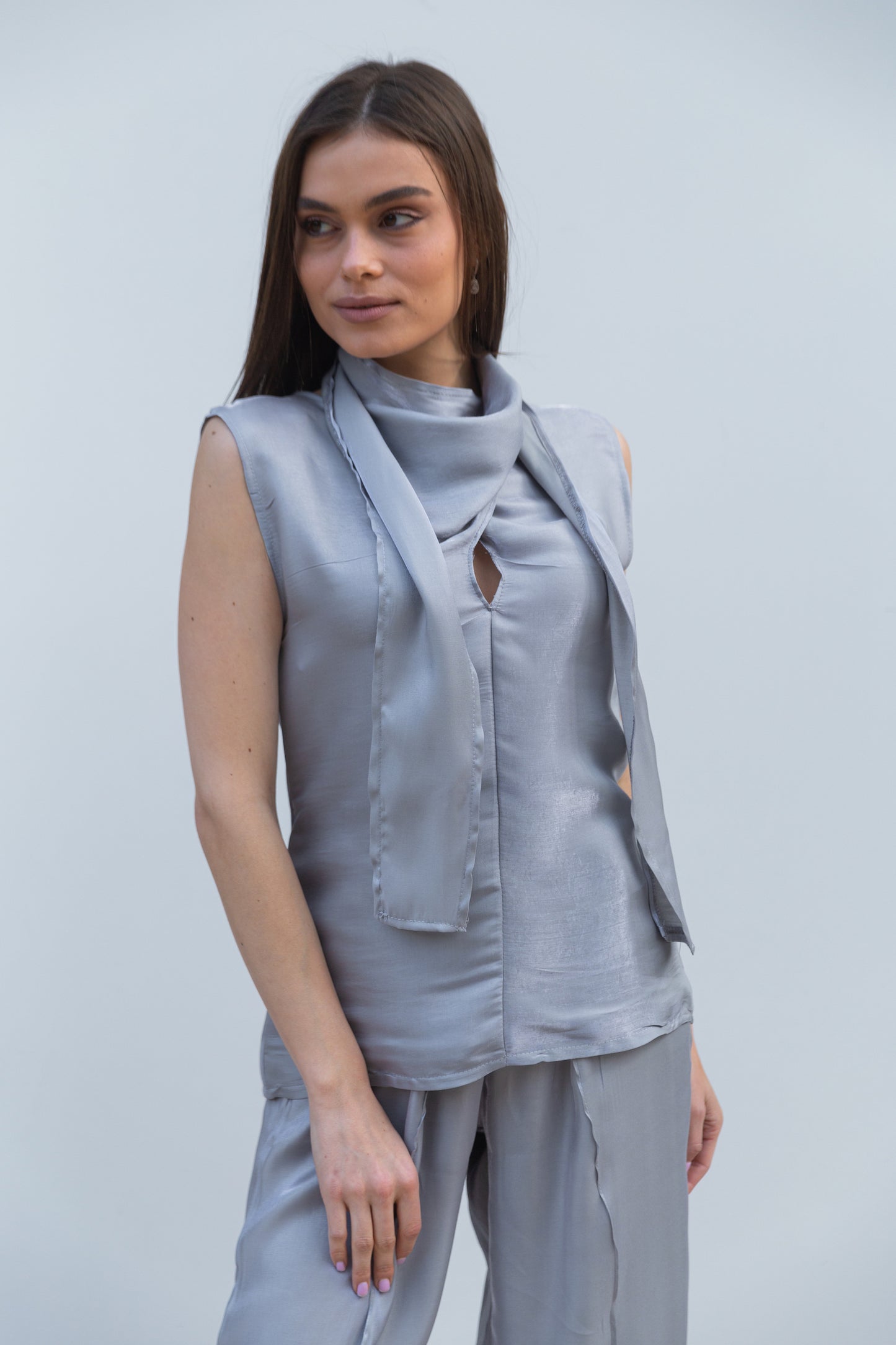 Shimmery top in grey
