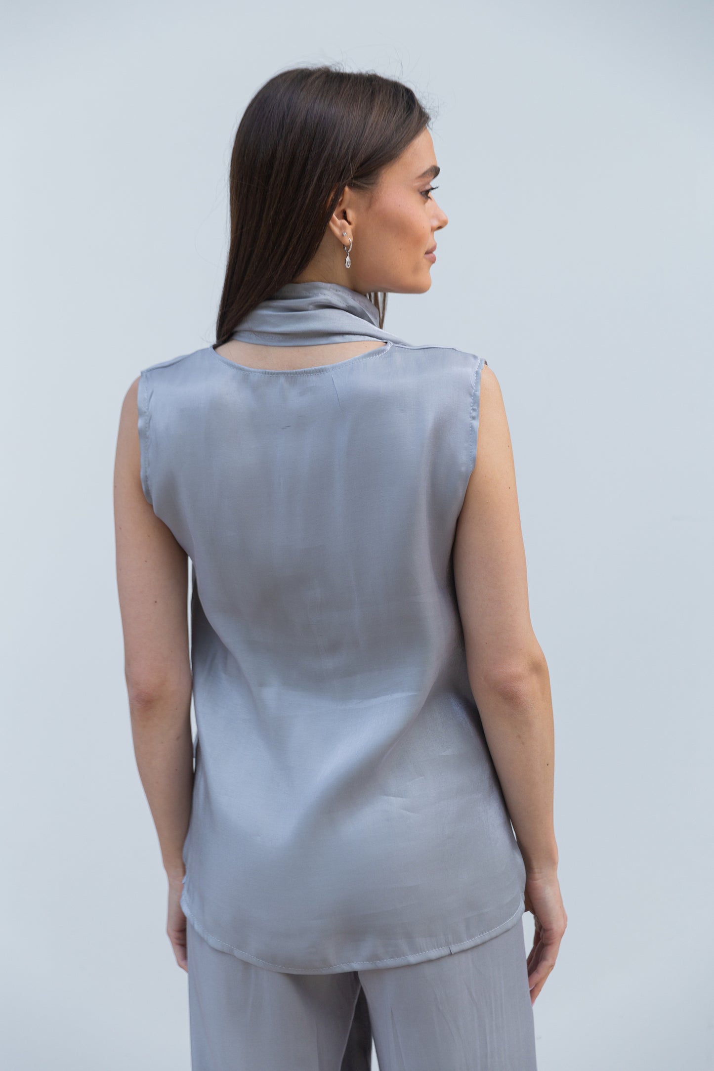 Shimmery top in grey