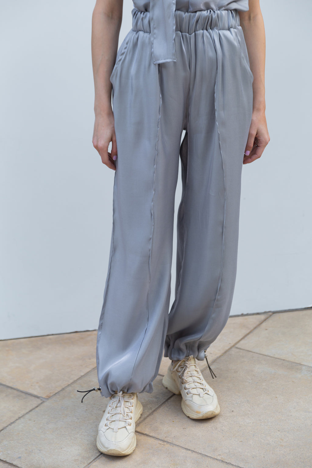 Shimmery pants in grey