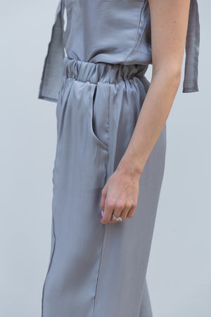 Shimmery pants in grey