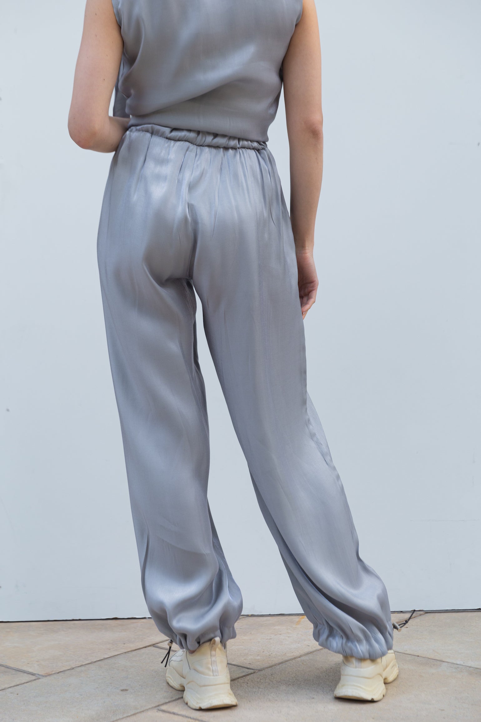 Shimmery pants in grey